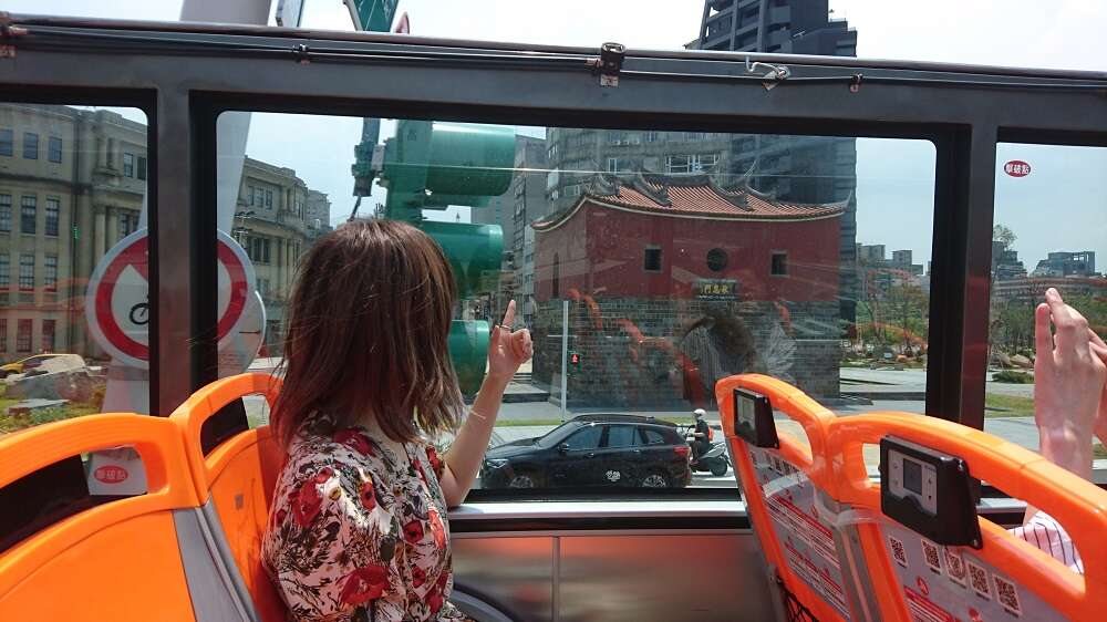 田中里奈表示搭乘臺北雙層觀光巴士能一次參觀許多人氣景點，很推薦給初次訪臺的遊客。