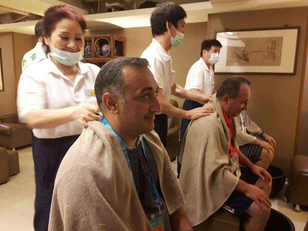 不少選手和代表團成員首次體驗臺式按摩，直呼新鮮有趣。