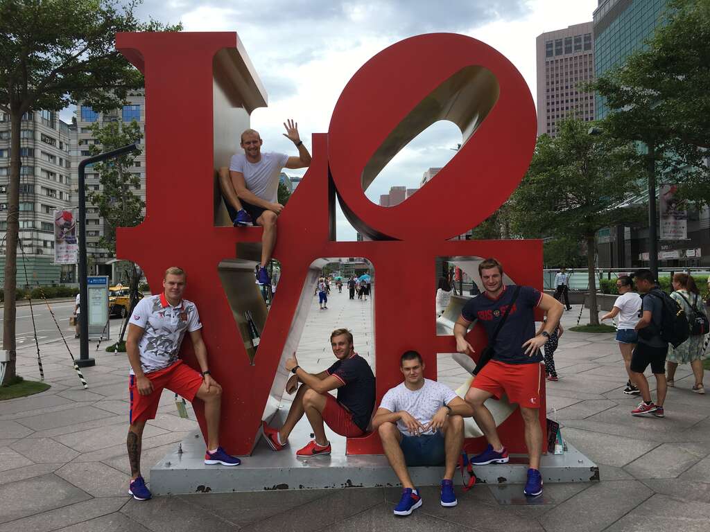 台北101是各国选手指定造访的台北热门景点，公共艺术「LOVE」更是大家合照留影首选。