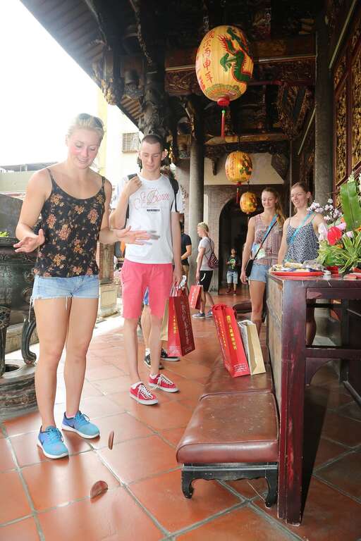 为荷兰夺下50公尺仰泳金牌的游泳女将Kira_Marije_Toussaint(左一)觉得掷筊相当有趣。