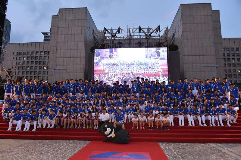 柯文哲市长和台湾选手在市府前广场与全民相聚，为世大运画下美好的句点。