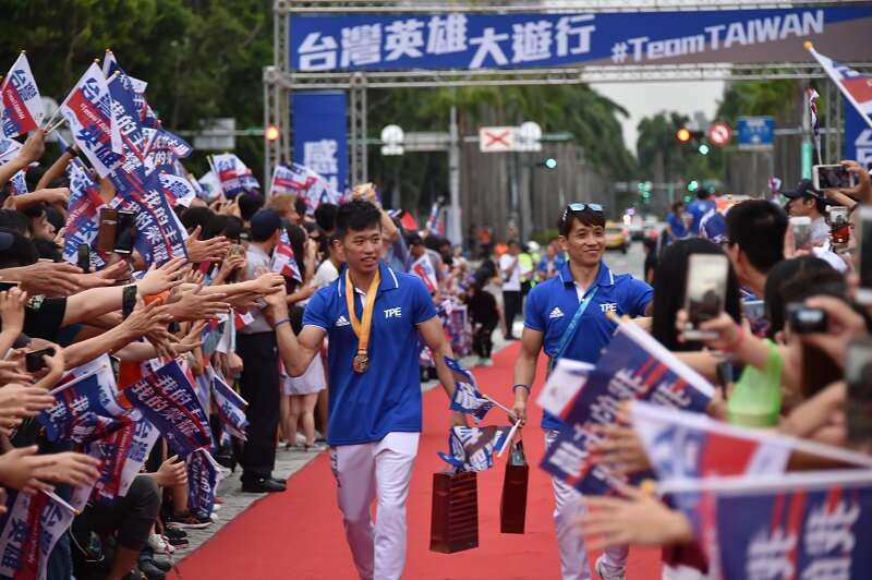体操金牌选手李智凯踏上星光红毯，民众夹道欢迎，热情呐喊「台湾英雄 感谢有您」。