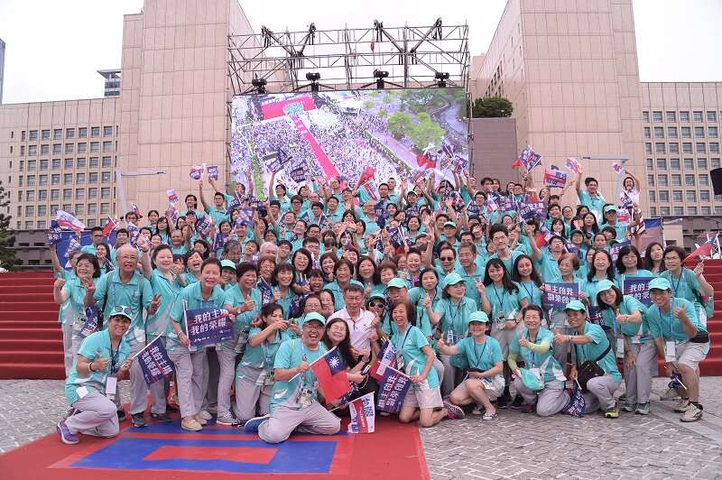 「台湾英雄大游行」柯文哲市长感谢默默付出的志工，受到志工们热烈欢迎。