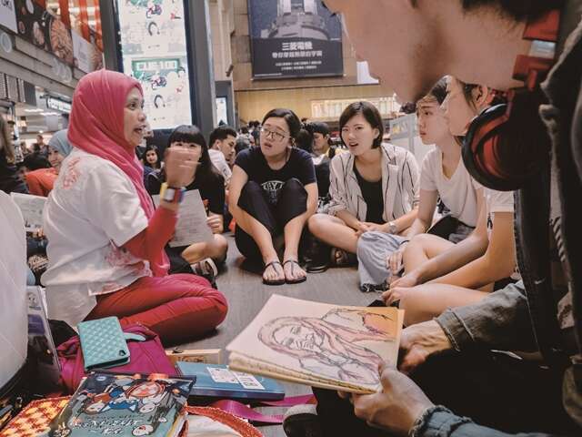 On weekends and holidays, Taipei Main Station becomes an important meeting place for migrant workers and new immigrants. (Photo: Xu Bin)