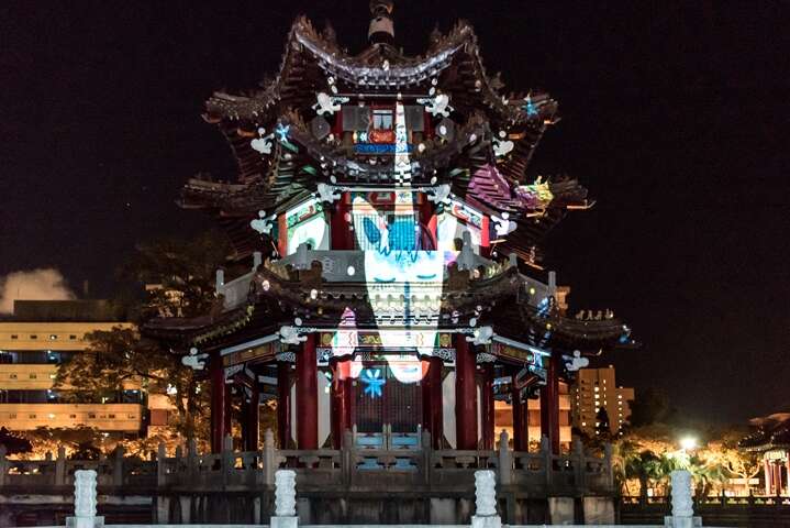 Nuit Blanche takes its audience on a journey through Taipei’s past and future, using the arts and lights to portray the most significant locations of the city’s history. In this photo, you see Ponga Huang’s (黃芃嘉) piece, Unicorn of Evolution and Ethics (角演論) displayed at 228 Peace Memorial Park (二二八和平公園).