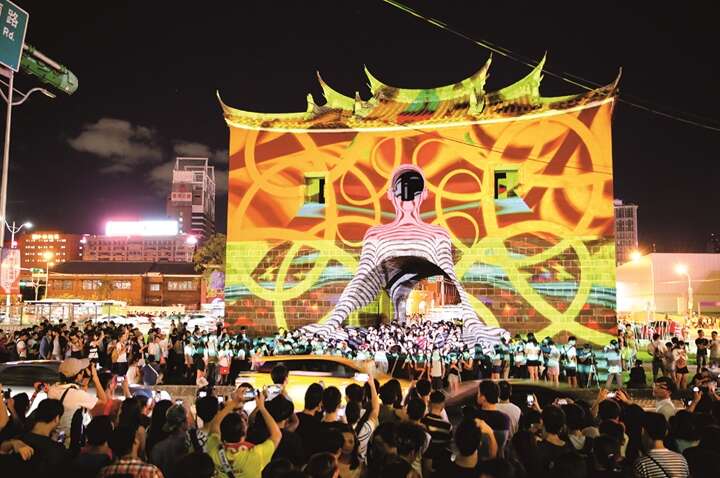 Hosted by the Taipei City Government, Nuit Blanche commences October 7th. This photo shows crowds gathering to watch the light show at the 2016 Nuit Blanche in Beimen ( 北門).