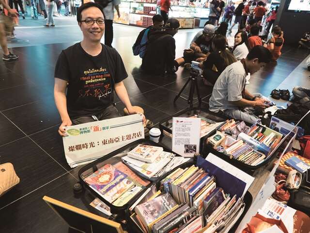 燦爛時光の発起人、張正さんは東南アジアの出稼ぎ労働者に思いやりの気持ちを示したいと考え、台北駅で「地べた式図書館」を始めました。（写真／許斌）