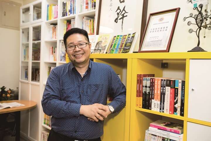 就諦学堂の李三財執行長は、東南アジアからやって来た華僑を含む移民たちが自信を付け、より良い人生を送れるよう支援しています。（写真／劉徳媛）