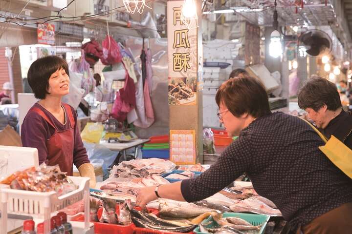 士林市場は昼も夜も営業する台湾初の24時間眠らない市場です。（写真／江祐任）