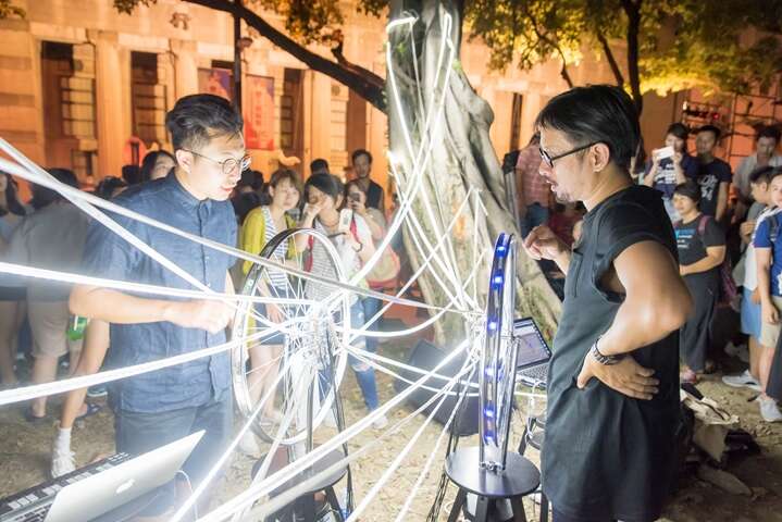 アーティストが街を舞台に創作し、街のもう一つの顔を見せてくれます。写真は林欣傑さんの作品『Cycling Wheel - The Orchestra』。