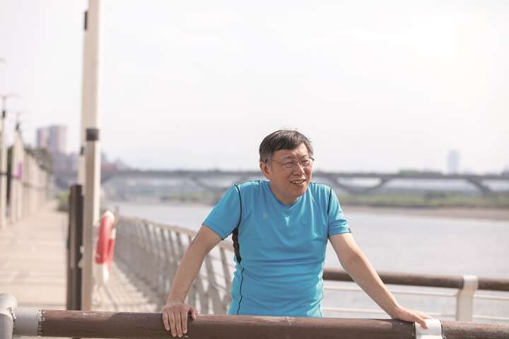 Mayor Ko braves the hot summer sun to take part in a documentary shoot in Dadaocheng, discussing the city’s mindset as it prepares to host the Universiade.