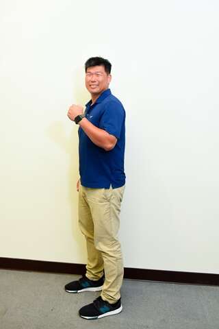 Chen Weisheng leads the young group working on venue preparation. (Photo: Huang Jianbin)