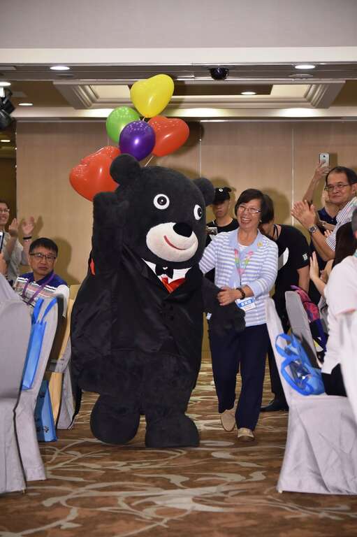 世大運執行長蘇麗瓊牽著燕尾服熊讚帥氣登場，吸引現場所有目光！