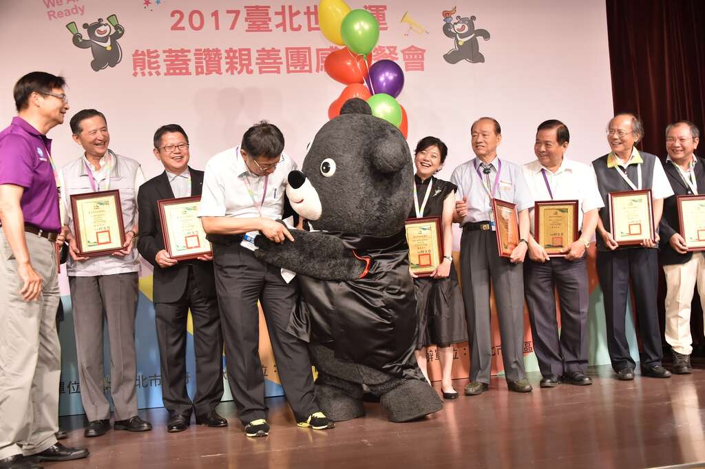 熊讚上臺就給柯文哲一個驚喜大熊抱，讓柯文哲害羞不已。