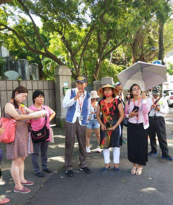 (着越南服饰的越籍老师及英语老师提供专业导览)