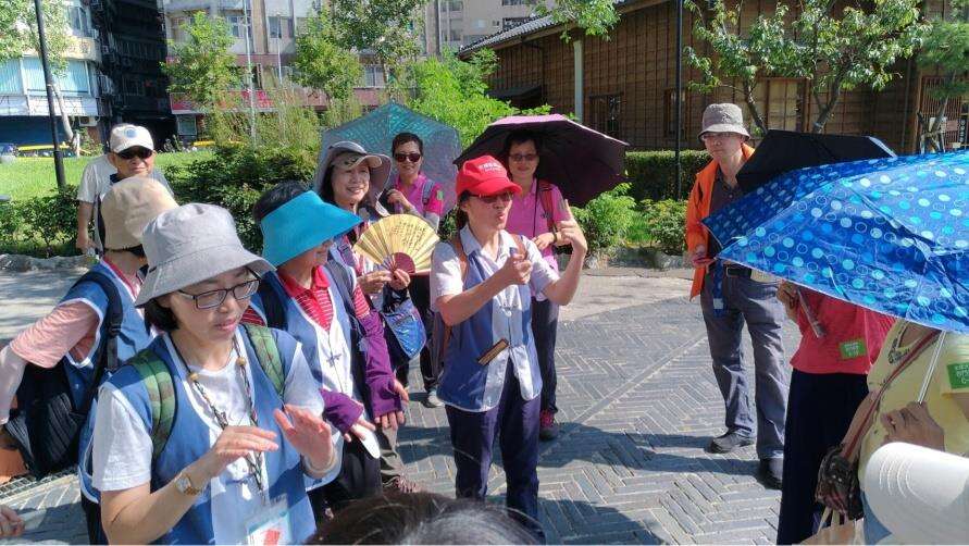 (手语导览老师细心向民众解说中)