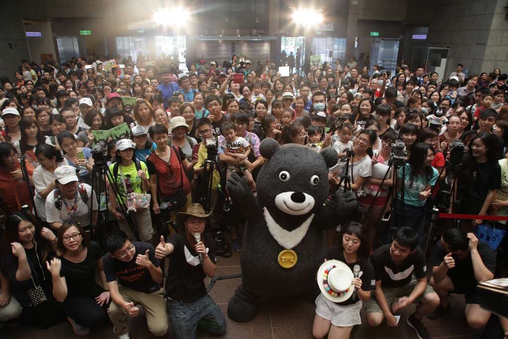 熊赞粉丝见面会现场超过1,500名粉丝报名，挤爆市府大厅！