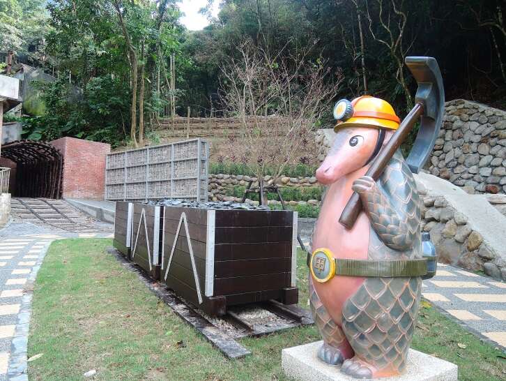 3-3矿工小甲及采矿车在和兴炭坑入口处引导您一同体验矿区文化