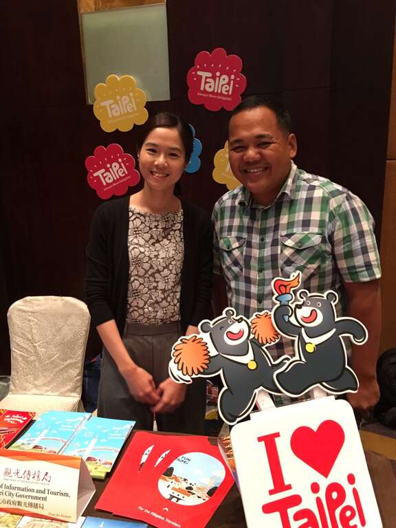 菲律宾超人气部落客 Anton Diaz (图右) 出席观光推广会与台北市代表热情互动。
