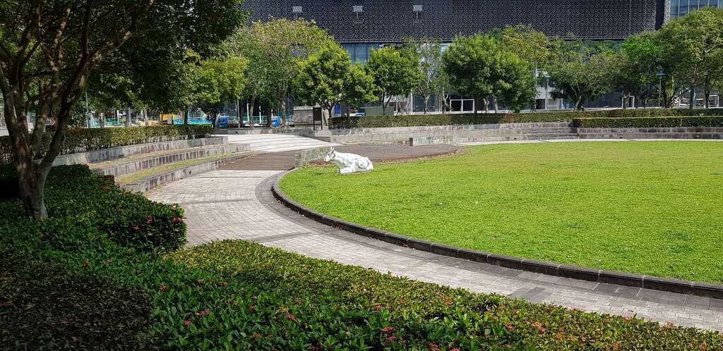 圖2. 信義廣場植栽布置極為雅致