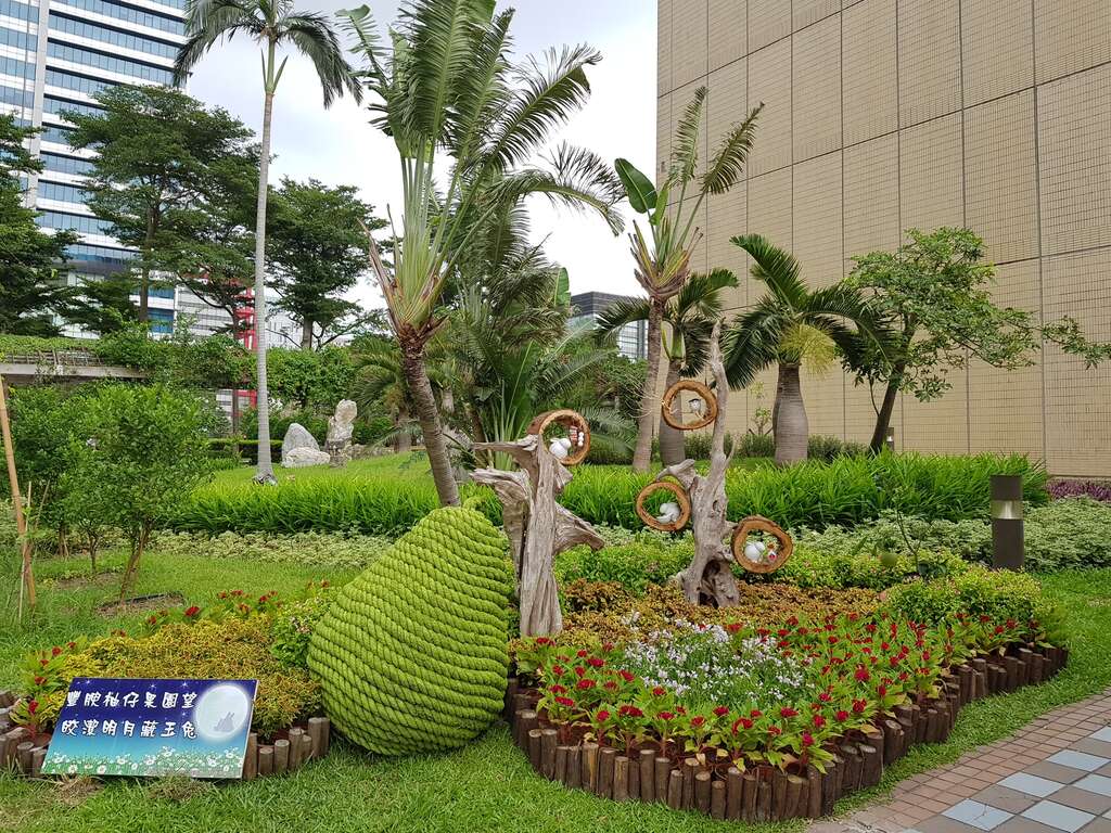 图1. 市府北门中秋布置全景