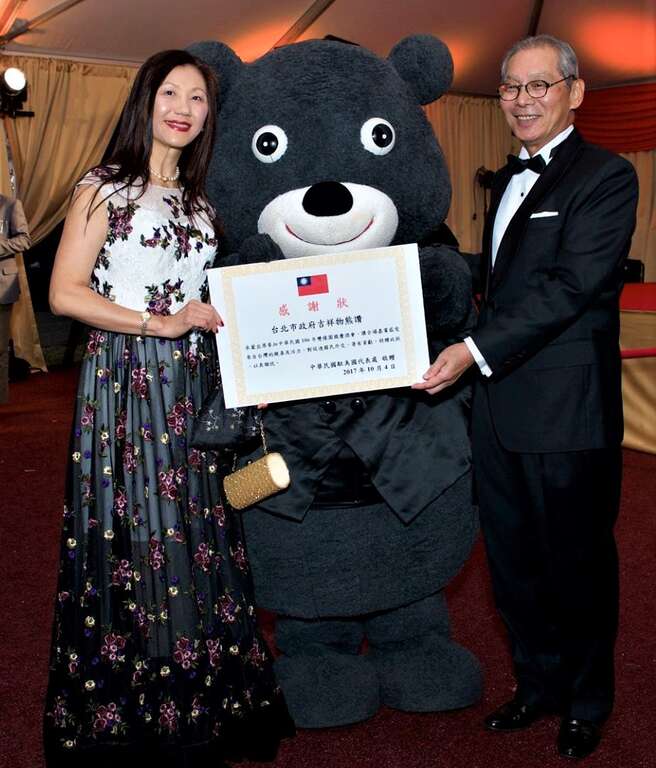 熊赞热情熊抱驻美大使高硕泰(右)，大使亲颁奖状给熊赞感谢担当亲善大使