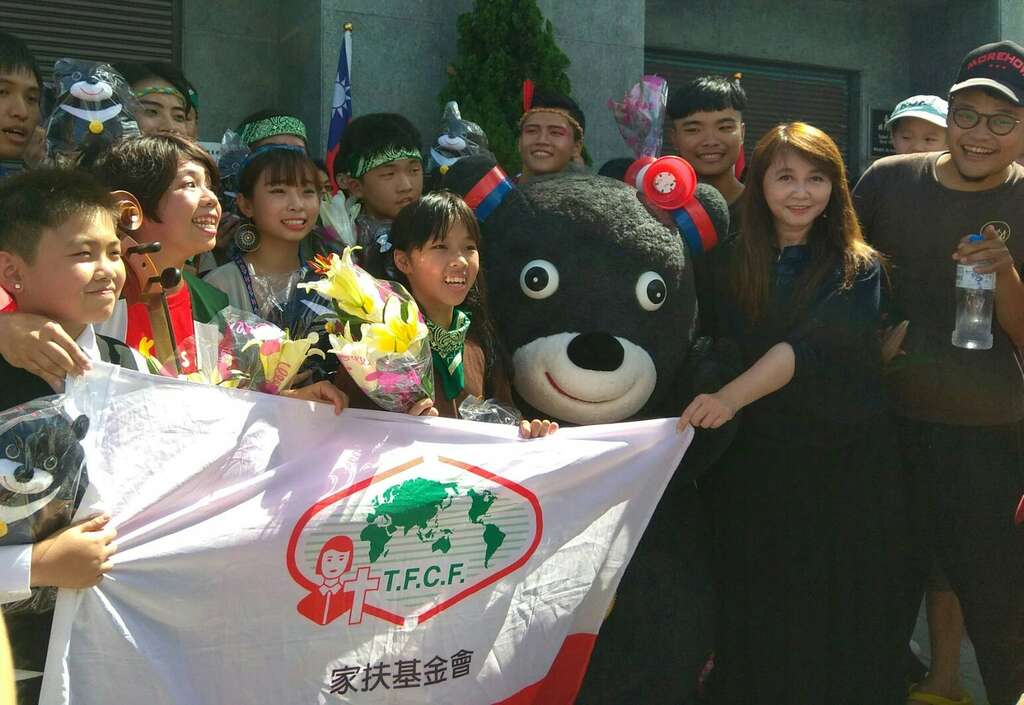 臺北市政府觀光傳播局局長簡余晏贈花及熊讚娃娃給南臺北家扶中心的小朋友們，感謝參與花車遊行