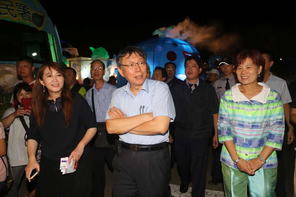 市長與觀傳局長簡余晏、內政部常務次長林慈玲(右)一同參觀花車
