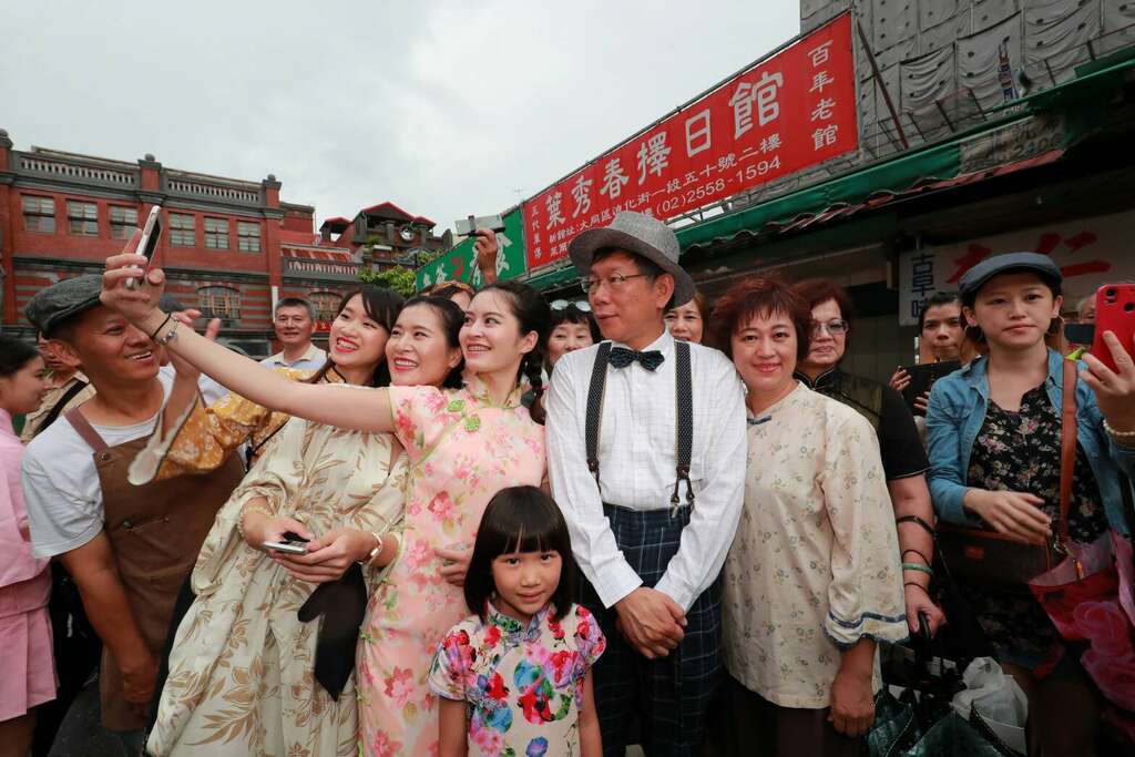 柯文哲也加入变装行列，换上复古服装，与现场民众走入时空隧道