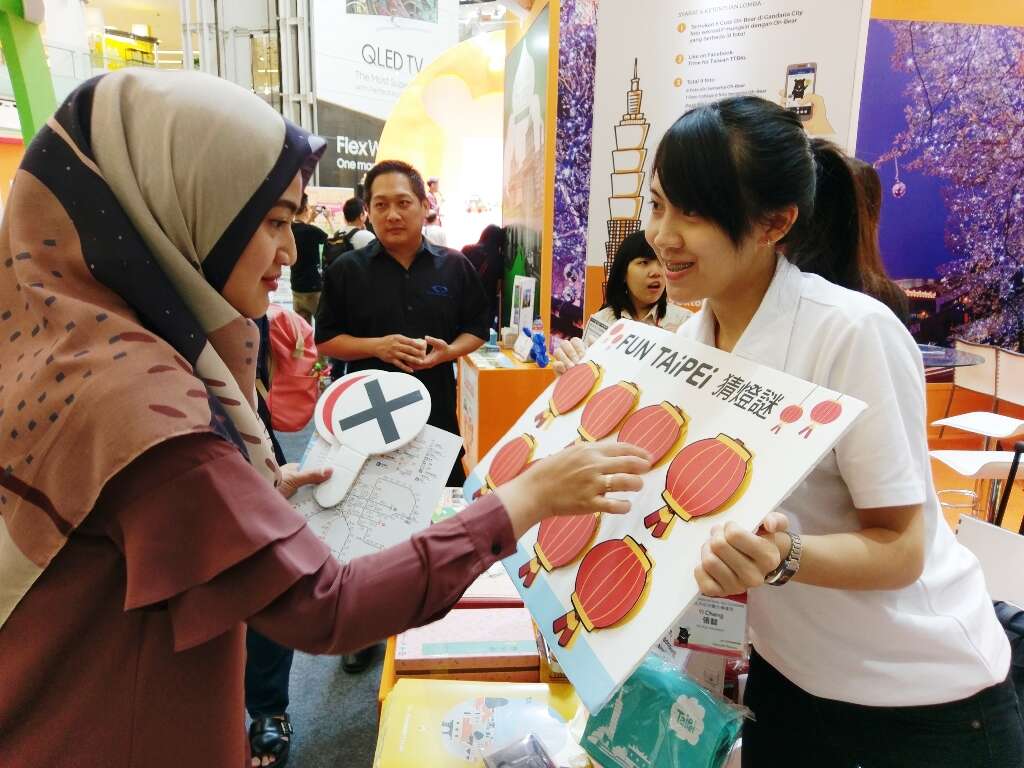 印尼民众热情参与台北展摊活动,猜灯谜游戏嗨翻展场!