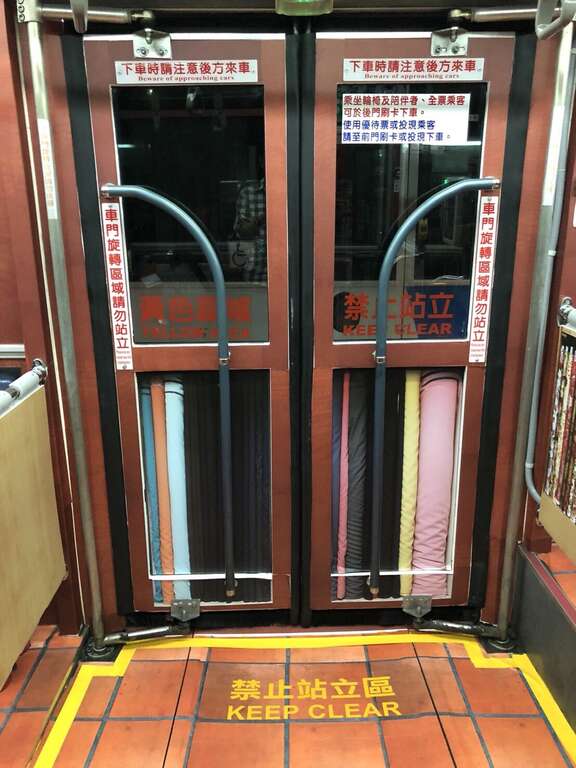 Welcome aboard! Green No.17 is now a sightseeing bus route that takes tourists on a convenient tour in Wanhua and Dadaocheng.