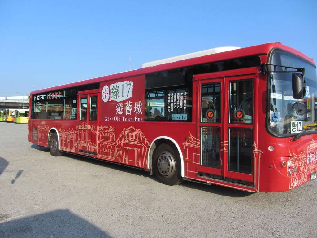 Welcome aboard! Green No.17 is now a sightseeing bus route that takes tourists on a convenient tour in Wanhua and Dadaocheng.
