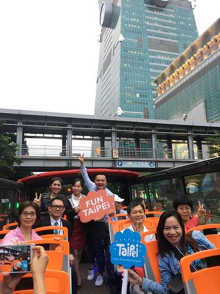 印尼及越南网媒搭乘双层观光巴士游览台北风光