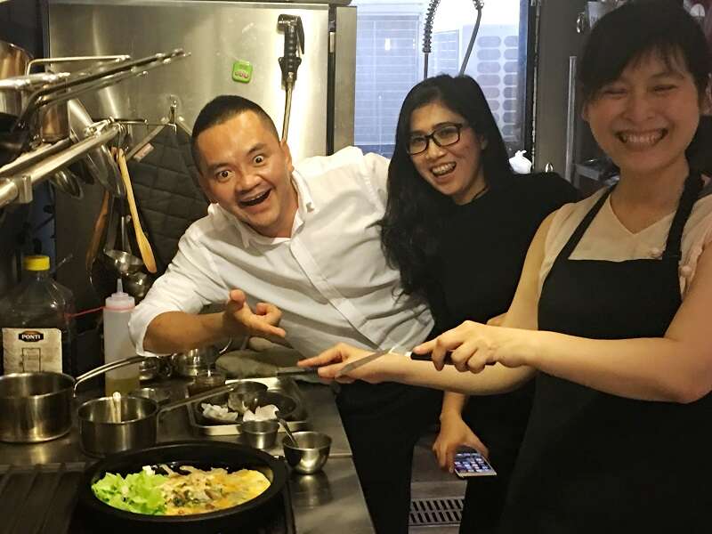 第一次体验亲手制作台湾经典美食蚵仔煎