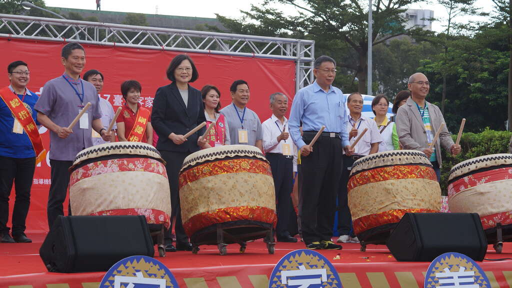 1061022 2017臺北客家義民嘉年華總統市長李主委擂鼓合照3