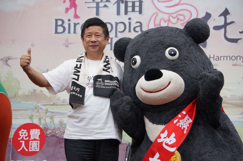圖4. 產業發展局林崇傑局長與熊讚合照