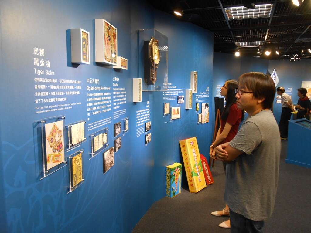 展區特別解析〈南街殷賑〉中的各式招牌，探索大稻埕1930年代的時代故事
