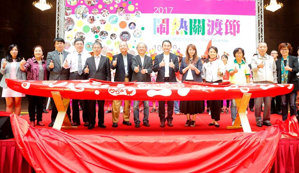 陳玉坤董事長(左7)、陳愷璜校長(左8)、簡余晏局長(左9)、魏杏娟永續長(左10)為百舟齊航彩繪獨木舟揭幕
