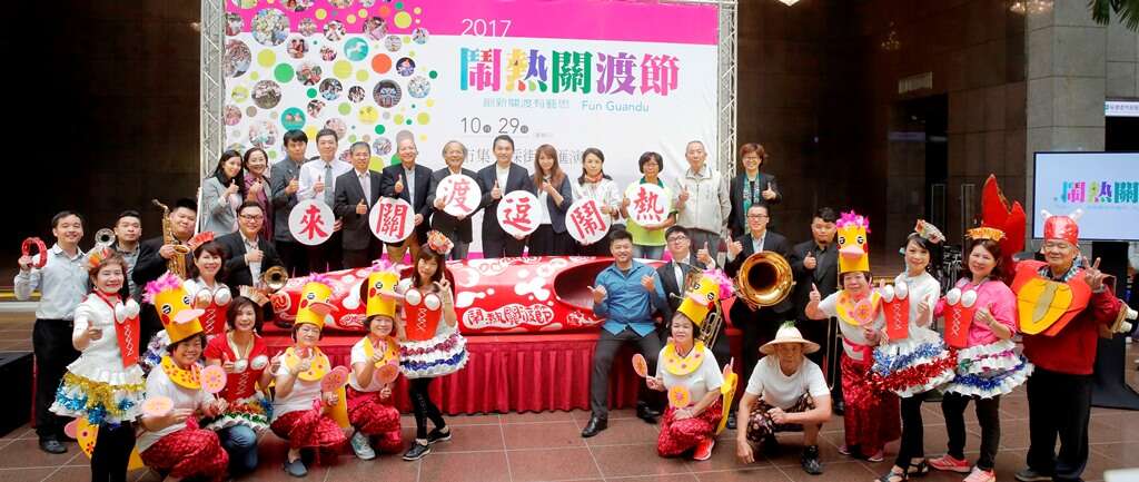 陳玉坤董事長(左7)、陳愷璜校長(左8)、簡余晏局長(左9)、魏杏娟永續長(左10)與踩街隊伍