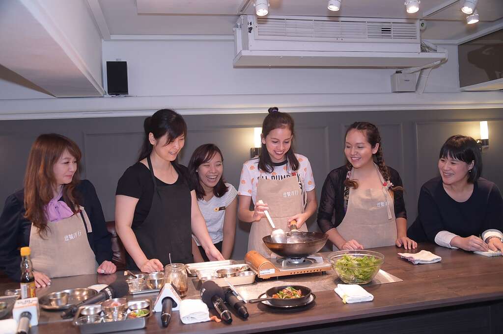 台北市观光传播局邀请美国跆拳道选手莎曼瑞体验厨艺教室。