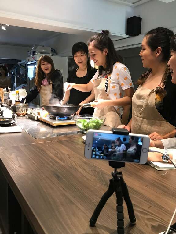 莎曼瑞臉書全程直播下廚之趣。