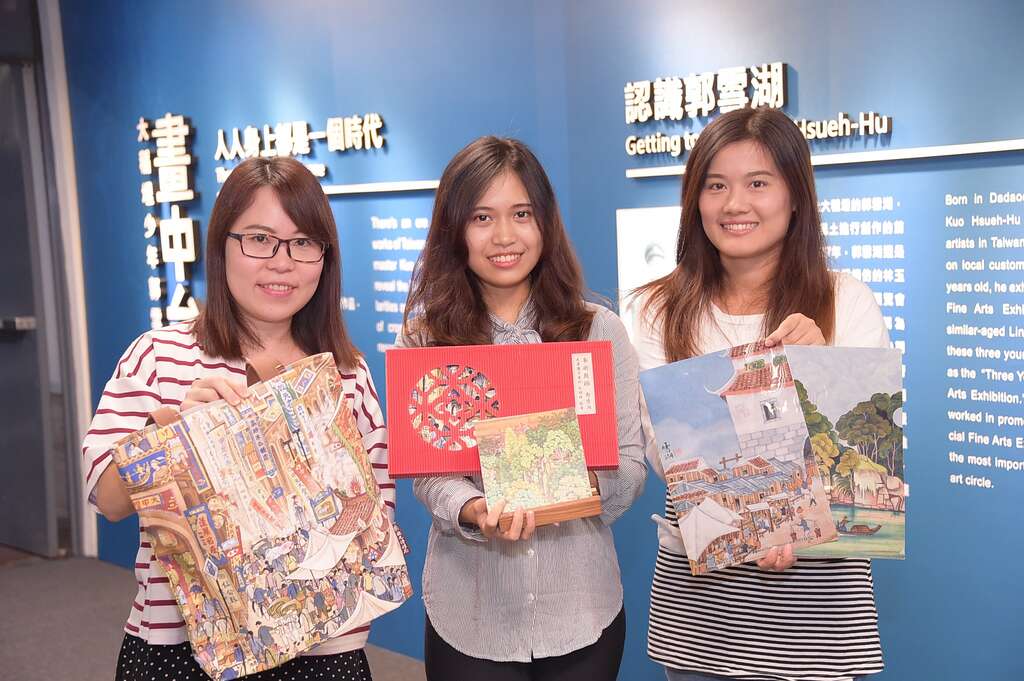 郭雪湖特展系列城市紀念品，包括側背包、文件夾及桌曆，可在市府大樓紀念品商店購買。