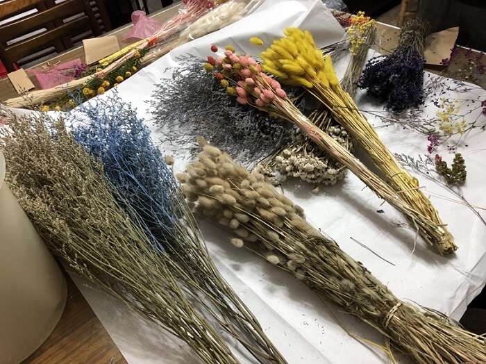 透过花艺手作职人指导的DIY课程，感受花材之美。