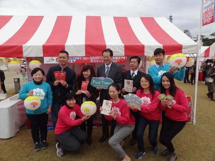 松山市市长野志克仁(後排中)在「爱媛松山产业祭」为台北馆站台