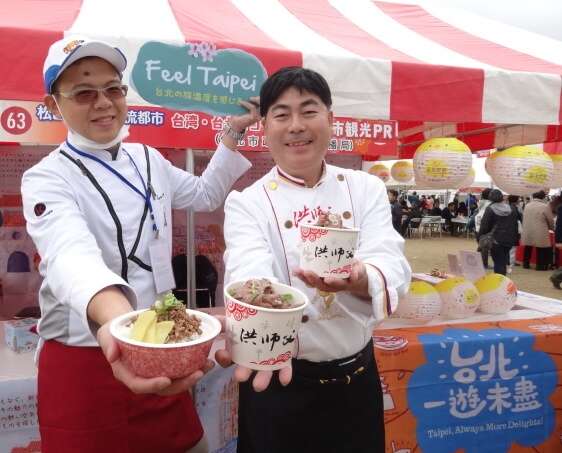 來自貓空阿義師的頂級滷肉飯及洪師父的臺灣牛肉麵讓日本民眾直呼「歐伊細～（好吃）」
