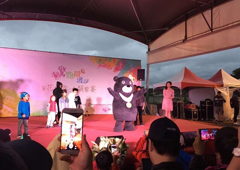 熊赞带来抖肩舞热情会粉丝