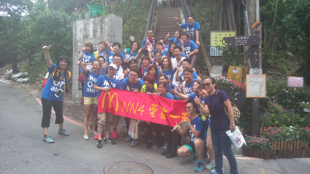 灵云宫登山口，民众登山前大多会先在此拍照留念。