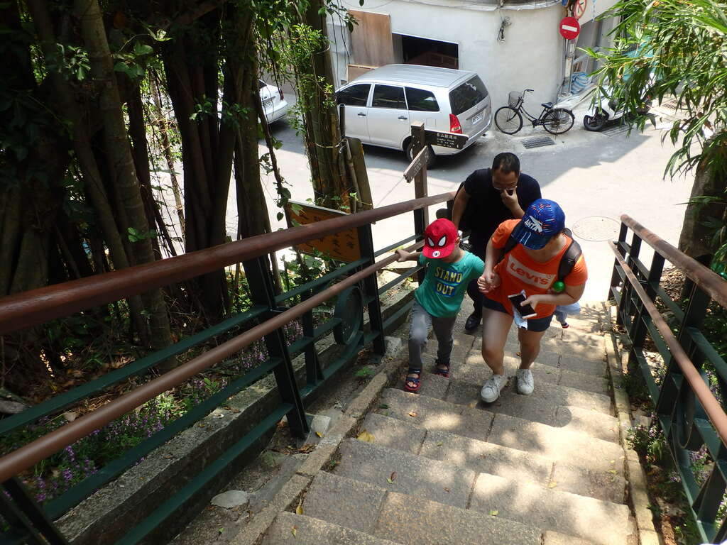 友善的亲子扶手让大小朋友都方便使用。