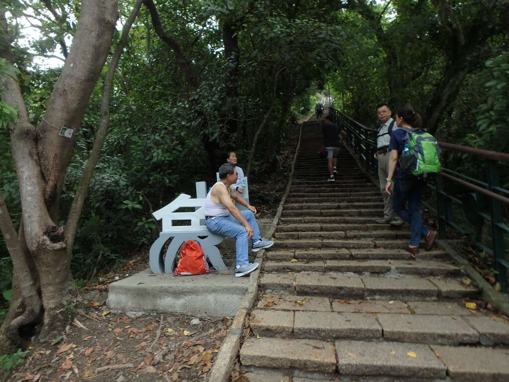 以”象山”为意象设计的座椅，让疲累的双脚稍作歇息。