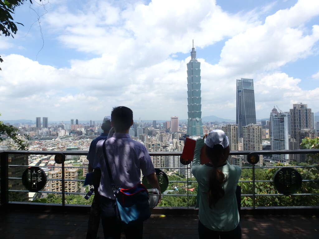 站在烟火平台，台北101彷佛伸手可及。